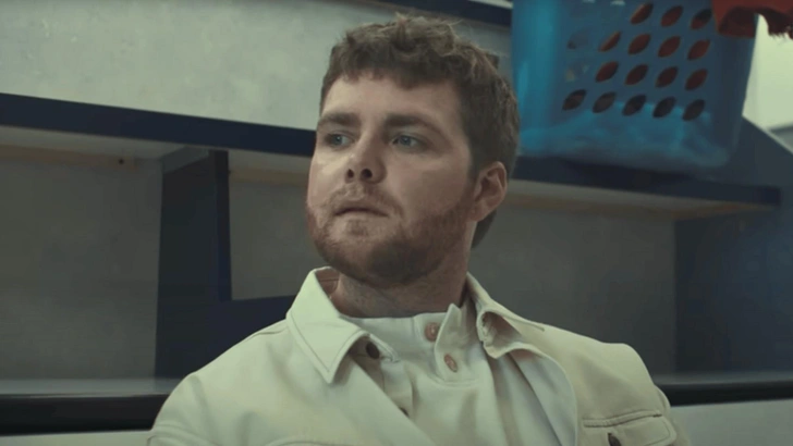 Перевод и смысл песни Ordinary: почему хит и личная трагедия Алекса Уоррена влюбили в себя миллионы слушателей? | Источник: Кадр из клипа на песню Ordinary