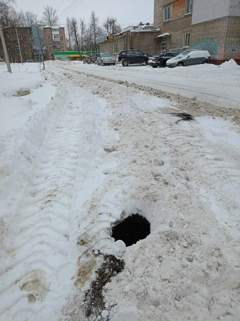 Дырка образовалась посреди дороги в Дзержинском районе | Источник: «Жесть Ярославль» / Telegram