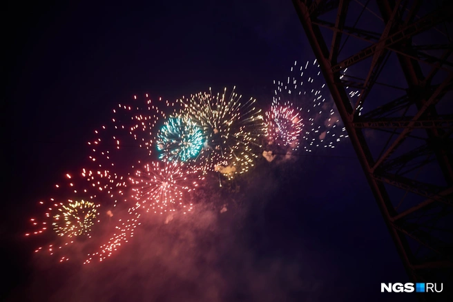 В Новосибирске можно купить как скромные и дешевые, на один залп, ракеты, так и настоящие батареи фейерверков, способные удовлетворить самый взыскательный вкус (и опустошить самый толстый кошелек) | Источник: Александр Ощепков / NGS.RU
