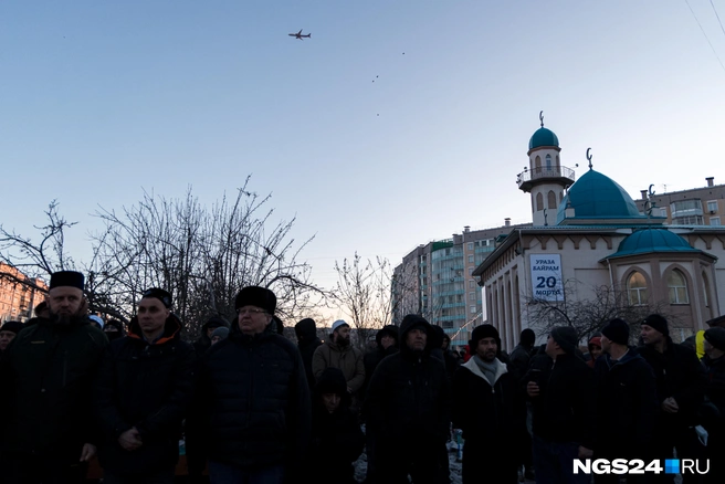 Пока Гаяз Талгатович говорил о празднике, некоторые любопытные заметили самолет | Источник: Мария Ленц / NGS24.RU