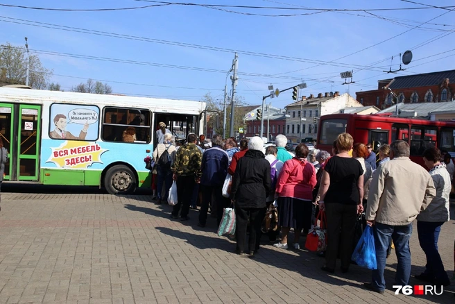 Нетерпеливые пассажиры пытались самостоятельно открыть двери автобусов | Источник: Александра Савельева