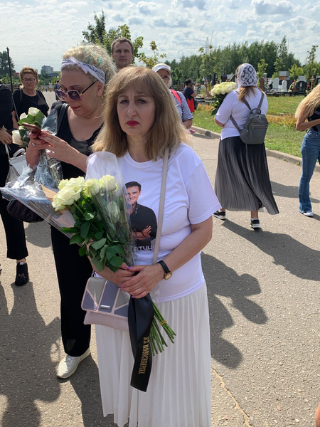 На Троекуровском кладбище проходят поминки по Юрию Шатунову. Репортаж