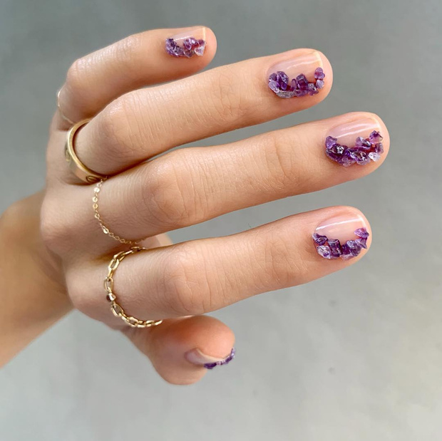 Фото №24 - Purple Mood: идеи макияжа, маникюра и окрашивания волос в фиолетовых тонах
