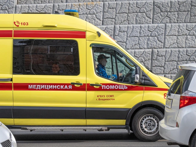 Врачи-реаниматологи в настоящее время борются за жизнь пострадавшего. | Источник: Елена Буйвол / VLADIVOSTOK1.RU