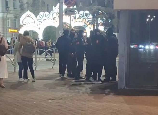 На площади Ленина собралась «толпа парней в балаклавах» | ya62.ru