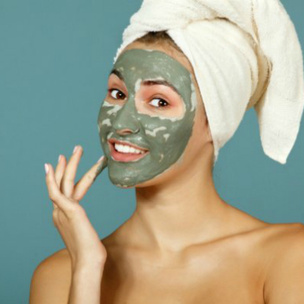 Если кожа шелушится: 10 увлажняющих масок для лица
