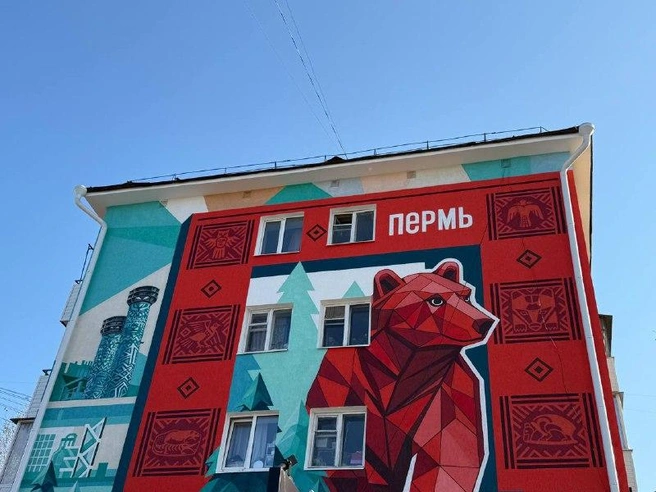 Мурал «Ворота Перми» украсил улицу Мира, став символом открытости предприятия и его интеграции в городскую среду | Источник: СИБУР