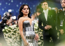 Met Gala 2025: рассматриваем платье Дженны Ортеги, целиком сделанное из металлических линеек