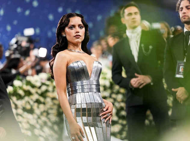 Met Gala 2025: рассматриваем платье Дженны Ортеги, целиком сделанное из металлических линеек