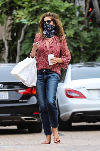 Любимая блуза и бандана вместо маски: Синди Кроуфорд в Малибу