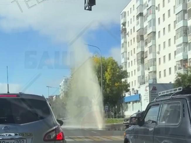 «Сейчас будет душ»: в Уфе на Комсомольской из дороги забил фонтан на десятки метров ввысь — видео