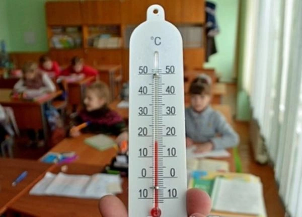 В кабинете, где учатся дети, температура была ниже + 20 градусов. | ngs24.ru