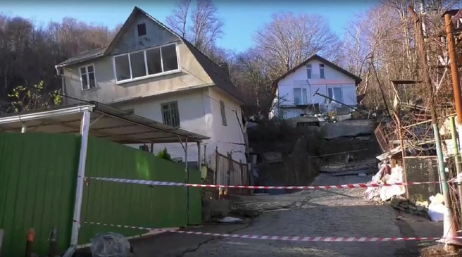 Ровно год назад в селе Краевско-Армянское от оползня пострадали несколько жилых домов  | Источник: sochi.ru