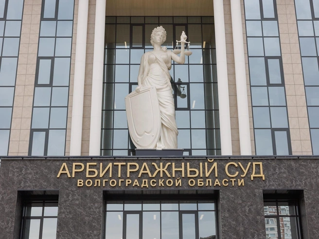 Посетителей на входе встречает не Фемида, а Правосудие | Источник: Алексей Волхонский / V1.RU