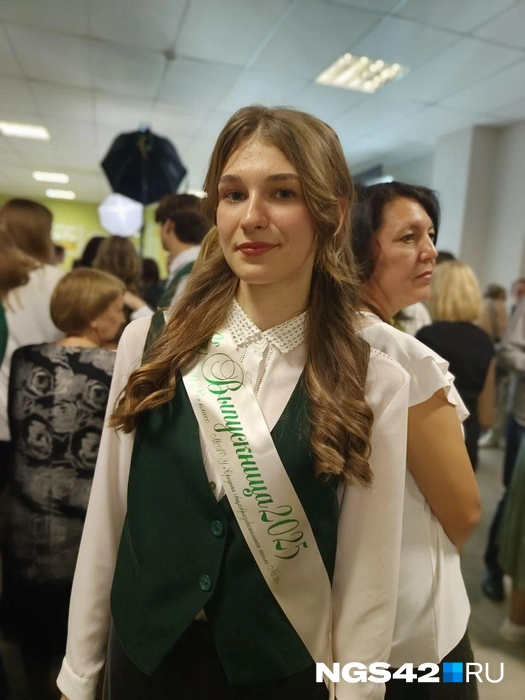 Софии вручили грамоту за отличную учебу и золотой знак ГТО | Источник: Елена Гуськова / NGS42.RU