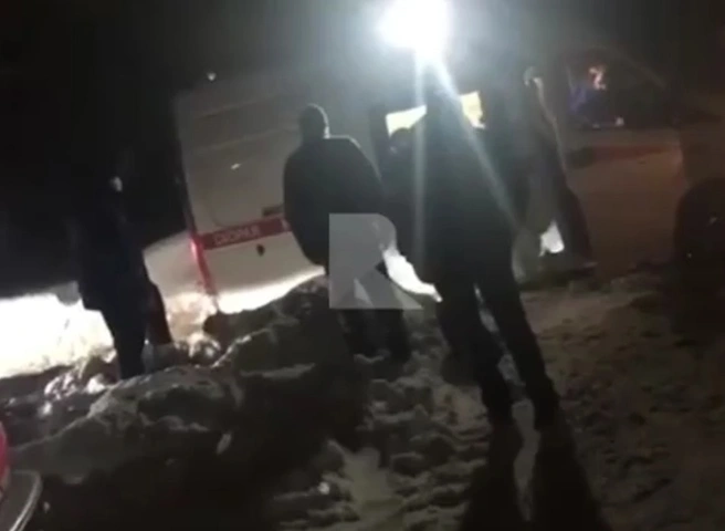 В Строителе пять человек 40 минут не могли вытолкать застрявшую в снегу скорую помощь | ya62.ru