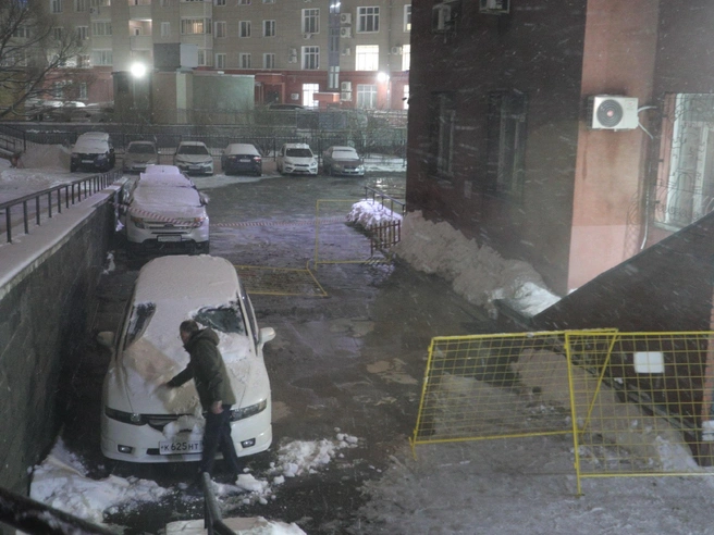 Несколько минут назад по Зыряновской пронесся мощный поток воды, который затем ушёл в ливневую канализацию. | Источник: Андрей Бортко / NGS.RU