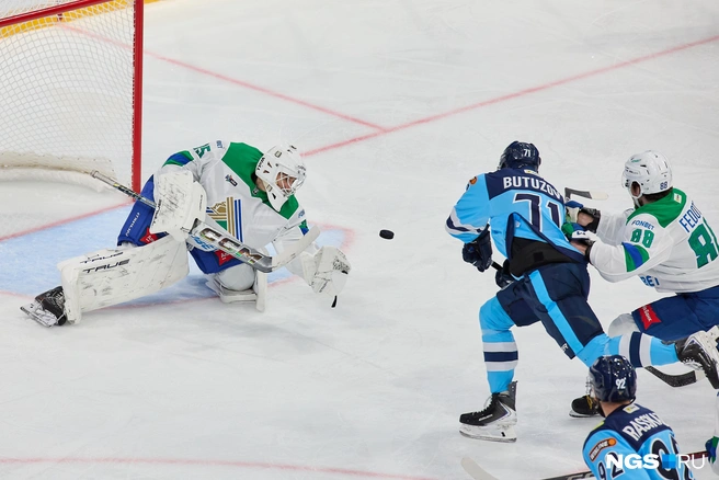 Вторую шайбу от ХК «Сибирь» забил Егор Аланов | Источник: Александр Ощепков / NGS.RU