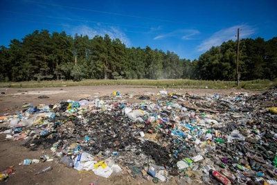 Незаконная свалка на Оке: прокуратура требует убрать мусор