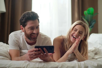 «Муж вам не подружка»: россияне поспорили, насколько сильно можно доверять супругам