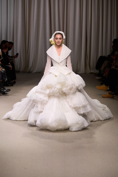 15 свадебных платьев высокой моды, весна 2024
