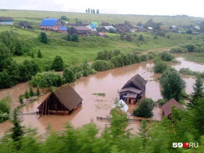 Настолько затопило поселок Большой Сарс | Источник: читатель 59.RU