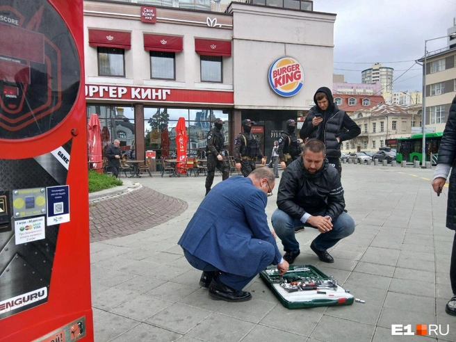 Силомер пришлось выкручивать из тротуарной плитки | Источник: Роман Марьяненко / E1.RU