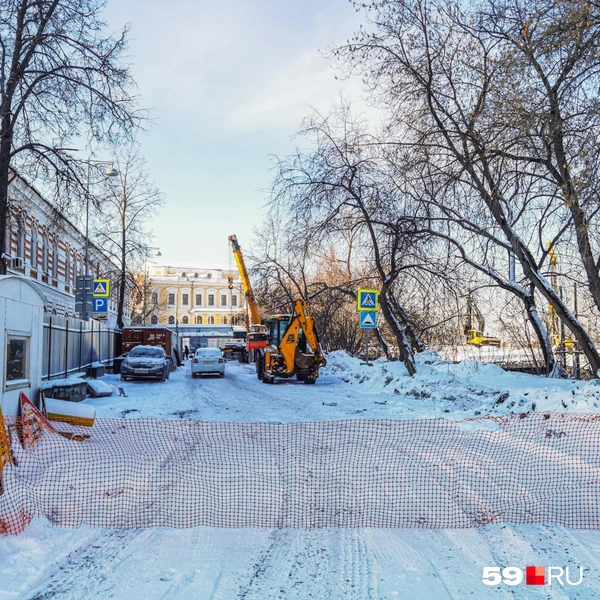 Проезжую часть на Горького на днях закрыли сетчатым забором | Источник: Тимофей Калмаков / 59.RU