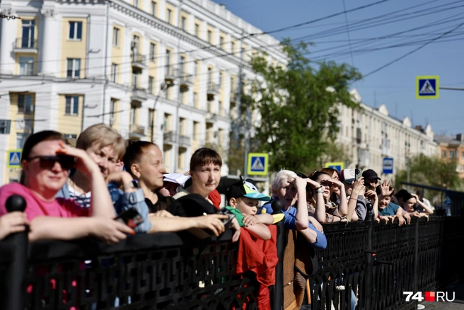 Многочисленных зрителей не пугало даже палящее солнце | Источник: Наталья Лапцевич