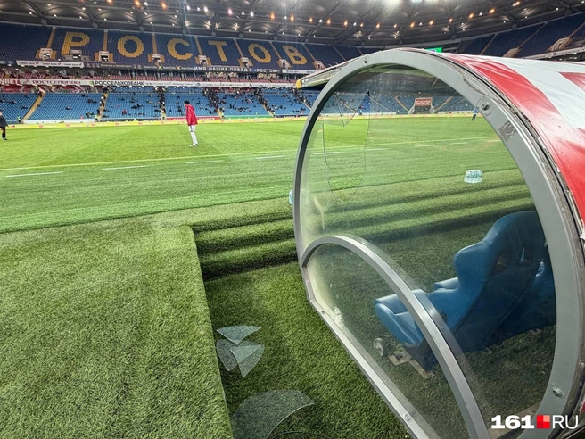 Кто-то выбил пластик на скамейке запасных | Источник: Евгений Вдовин / 161.RU