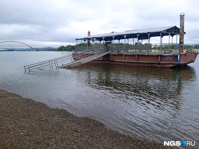 Причальная баржа в момент высокой воды | Источник: Стас Соколов / NGS.RU