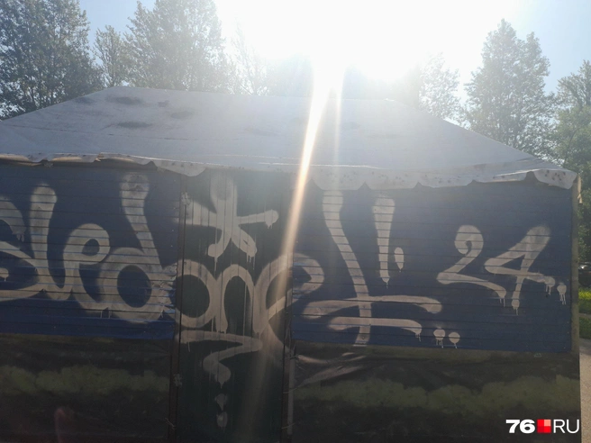 Женщина рассказала, что надпись появилась на палатке на следующий день после задержания Руслана  | Источник: Яна Мамедова