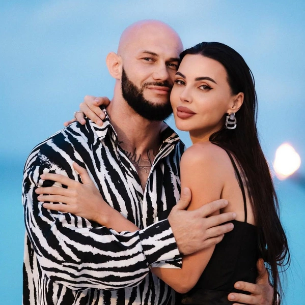 Платье-вамп и «дымчатый» макияж: Оксана Самойлова раскрыла детали развода с Джиганом на премии «Жара Media Awards» | Источник: Соцсети