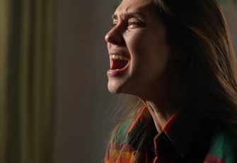 «У сестры случаются странные припадки, когда она впадает в истерику и валяется на дороге. Это диагноз или манипуляция?»