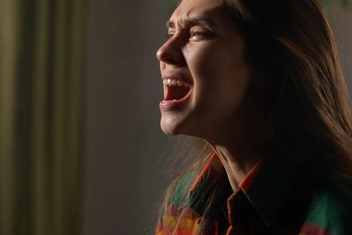 «У сестры случаются странные припадки, когда она впадает в истерику и валяется на дороге. Это диагноз или манипуляция?»