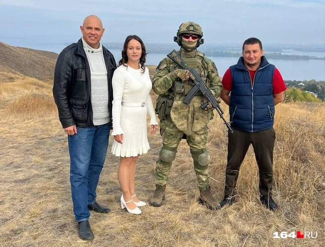 Продюсер и режиссер Денис Селиверов, Кристина Соколовская, боец «Беркута» и помощник режиссера | Источник: Архив Кристины Соколовской