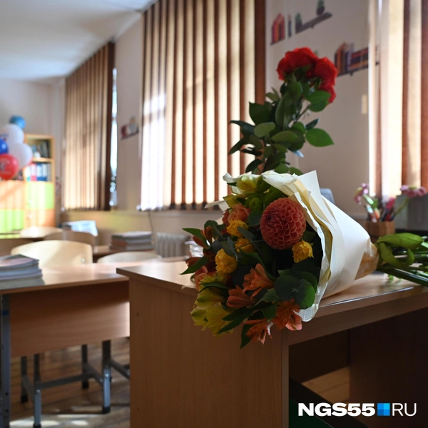 Сегодня дома учителей будут утопать в цветах | Источник: Артемий Скиба / NGS55.RU