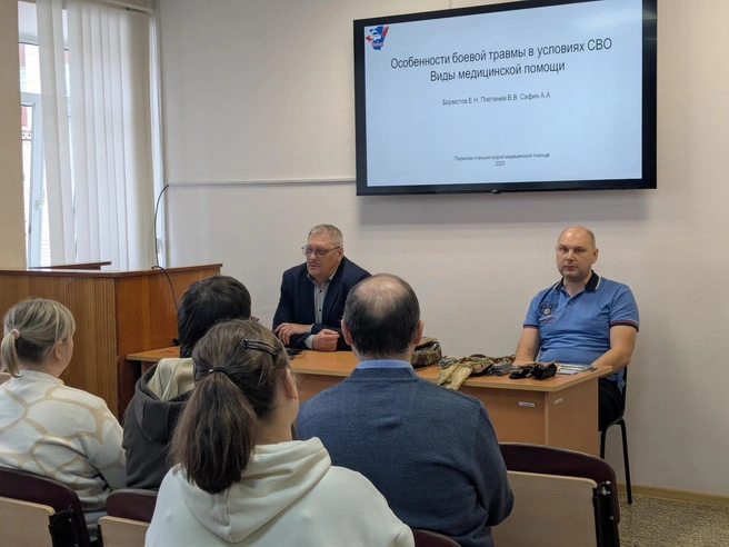 Теперь лечению боевых травм он обучает коллег | Источник: Минздрав Пермского края