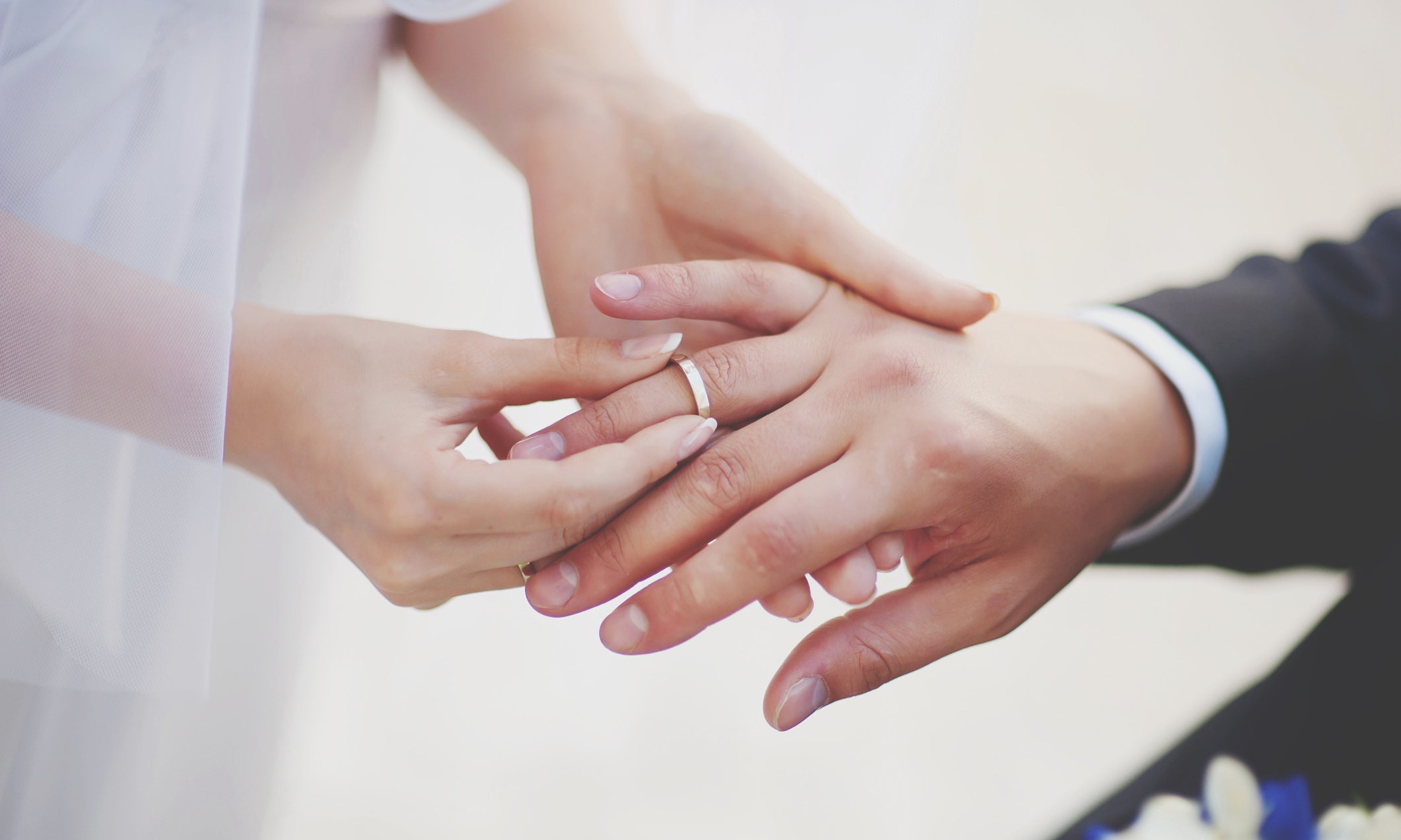 Красивые даты для брака 2024. Одевает кольцо. Жених надевает кольцо невесте. Молодожены обмениваются кольцами. Обручальные кольца жених и невеста.