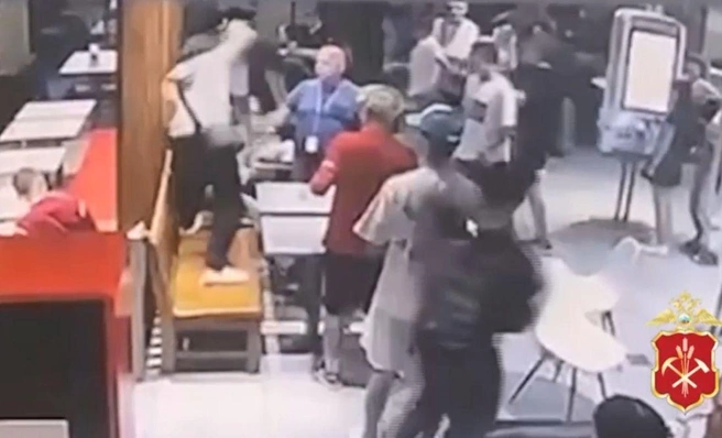 Причиной конфликта стало то, что нетрезвый мужчина пролил напиток на одежду одного из подростков и отказался извиняться | Источник: www.city-n.ru