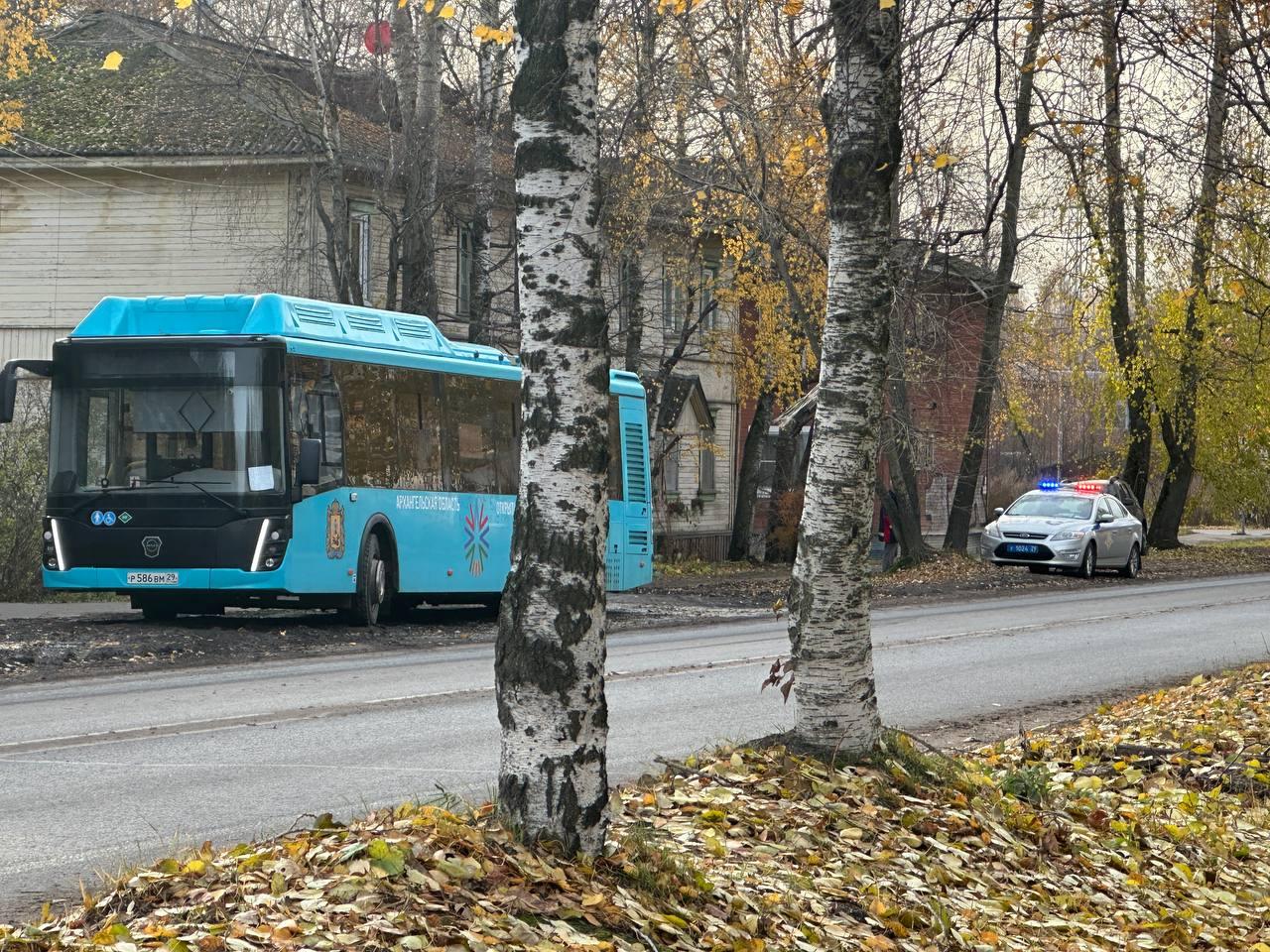 Автобус сбил девушку на пешеходном переходе в Архангельске