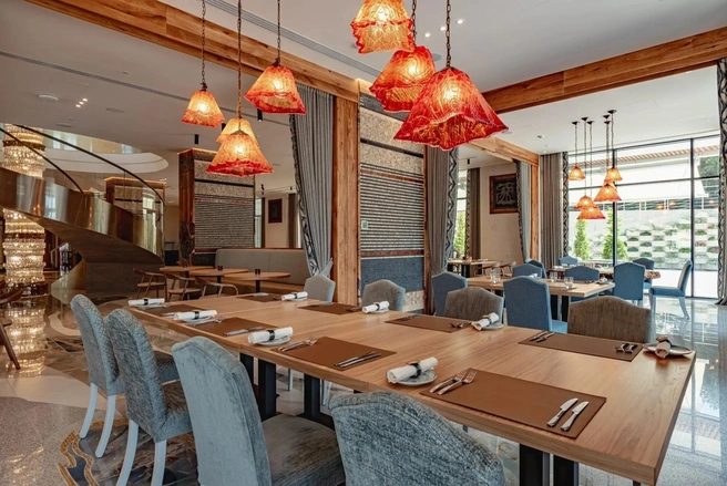 В момент атаки беспилотников в ресторане отеля Luciano Wellness&SPA Foros шла большая вечеринка, а гости 5-звездочной гостиницы отмечали дни рождения и другие праздники | Источник: с официального сайта отеля luciano-wellness.ru