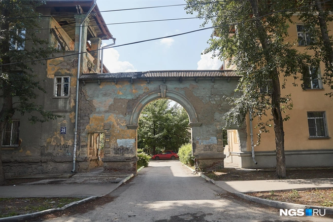 В квартал, состоящий обычно из трехэтажных домов, ведут арки. Гуляя по Расточке, кажется, что попадаешь в другой город | Источник: Александр Ощепков / NGS.RU