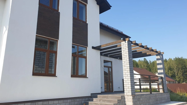 На террасе сделана пергола — теневой навес | Источник: КП «Марьино»