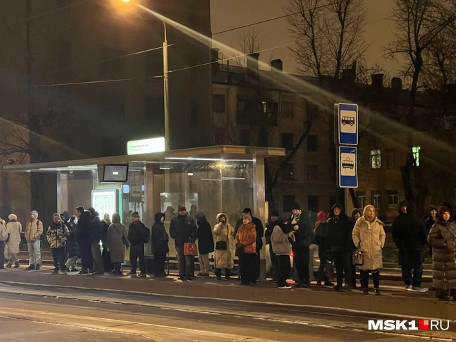 Москвичи ждут трамвай | Источник: Елена Халматова / MSK1.RU