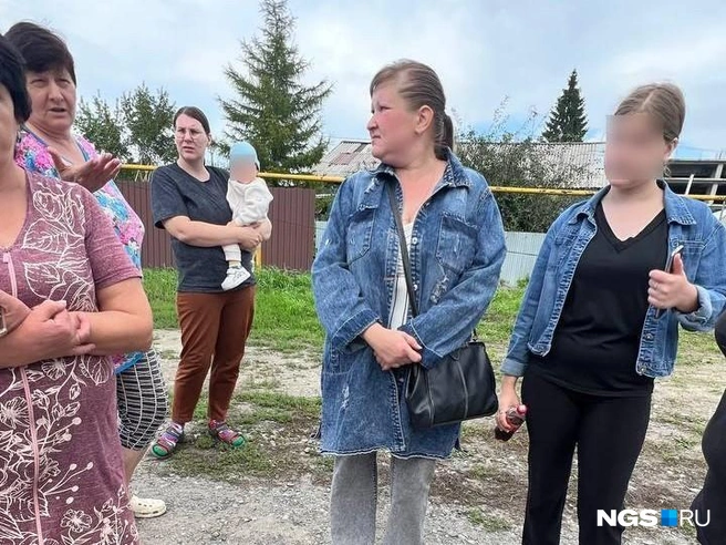 На Яринской собралась толпа недовольных жителей. Женщины отмечают: ситуация стала невыносимой  | Источник: Настасья Медведева / NGS.RU