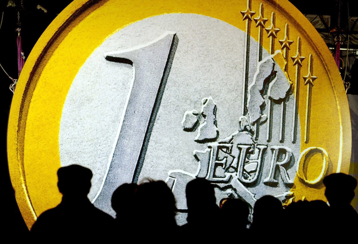 Экономисты объяснили, каких последствий ждать от того, что евро сравнялся с долларом впервые за 20 лет