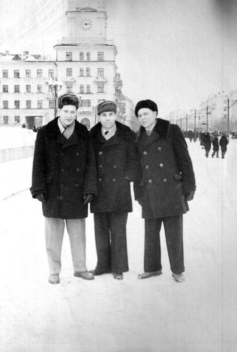 Новокузнечане на фоне знаменитого дома с часами в 1962 году. Возможно, снимок сделан по пути на концерт в недавно построенный соседний ДК «Алюминщик» | Источник: В. Туркин / pastvu.com