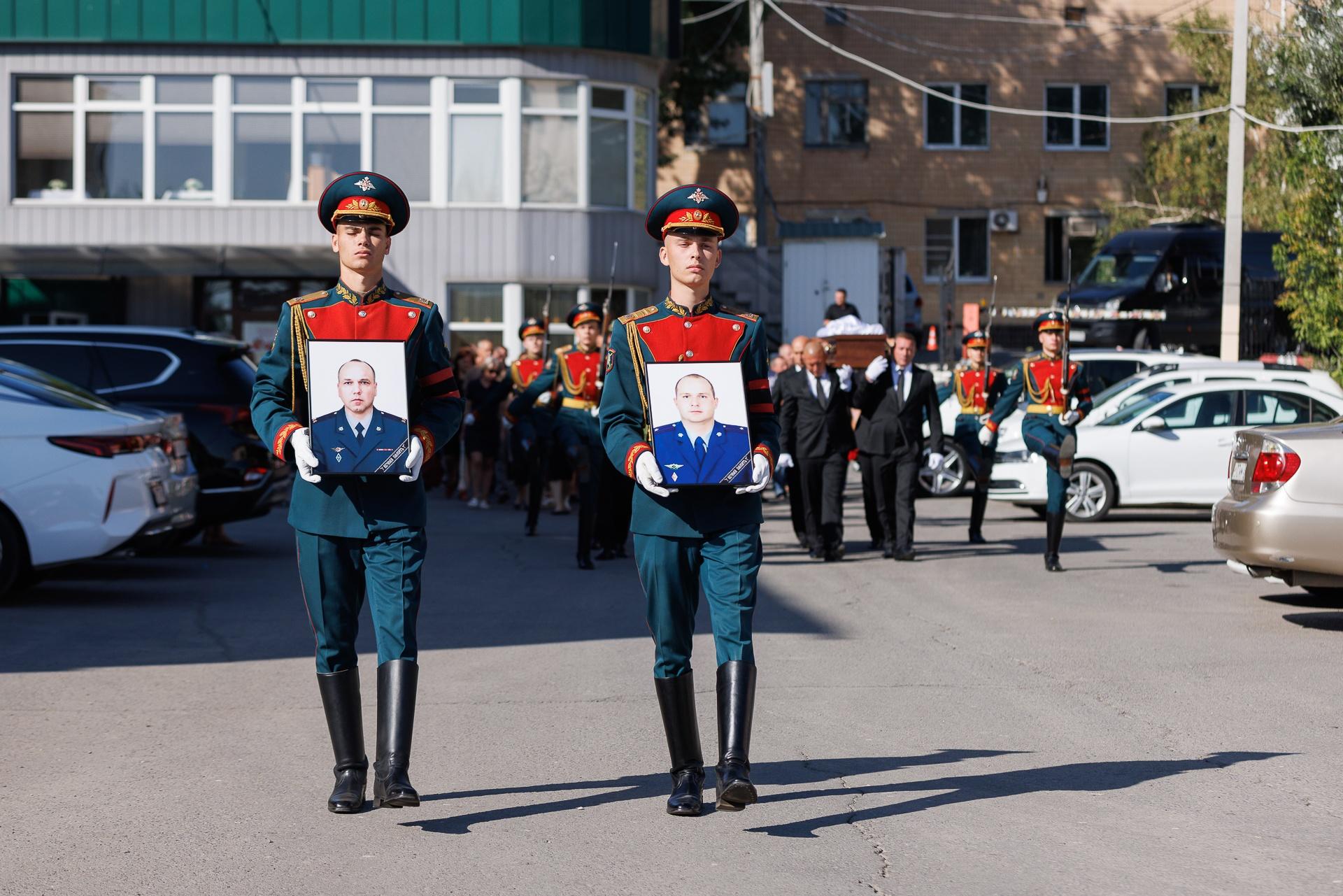 Пришли сотни людей: в Волгограде простились с убитыми радикалами сотрудниками ФСИН