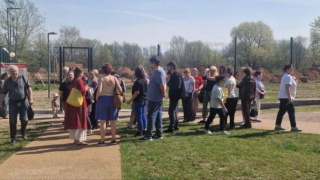 Жители района Строгино на встрече у стадиона «Янтарь» с экс-депутатом Мосгордумы Сергеем Митрохиным | Источник: Сергей Митрохин / T.me